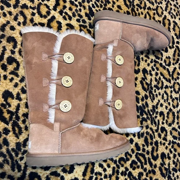 UGG AUSTRALIA Premium 3-Button Boot in Chestnut Size 9 - Picture 8 of 16